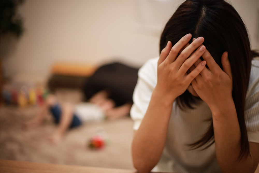 子育てに悩むお母さん　母親
