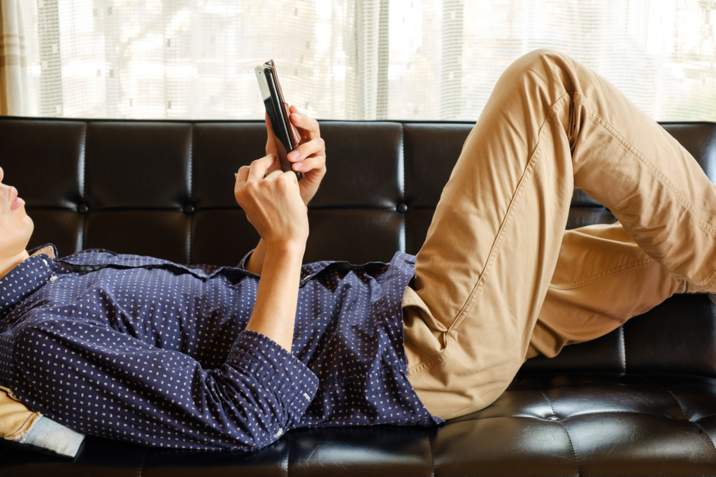 スマホでゲームをする夫