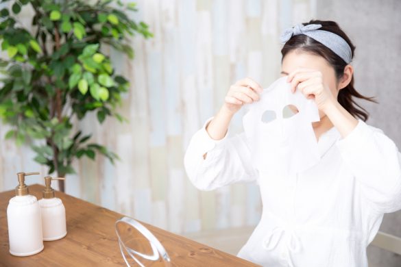 パック・マスクする女性