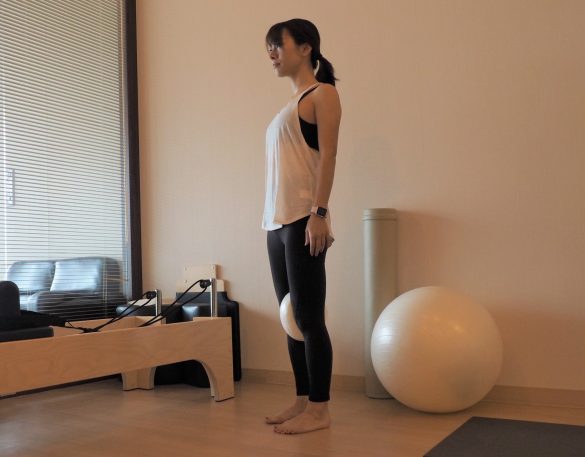 (1) 直立の姿勢でひざとひざの間にクッションを挟む