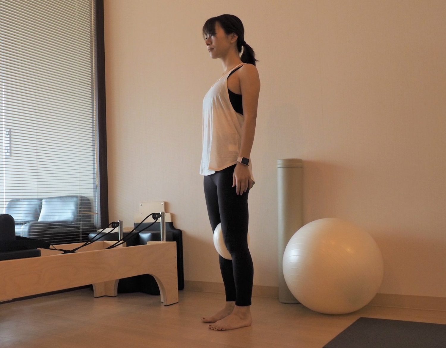 (1) 直立の姿勢でひざとひざの間にクッションを挟む