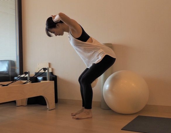 (2)両手を後頭部に添え、お尻をうしろに引くようにしながらひざを曲げる～5秒キープ×10回