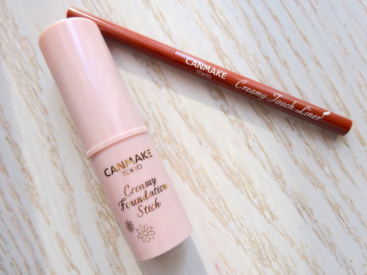 キャンメイク「クリーミーファンデーションスティック」¥900、キャンメイク「クリーミータッチライナー」¥650