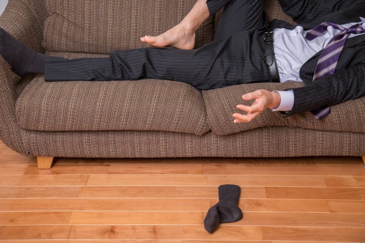 夫はビールを飲んでダラダラ…