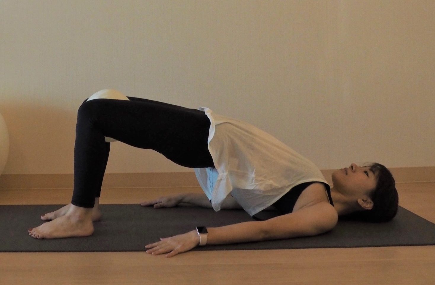 (2) お尻を床から持ち上げる〜5秒キープ×10回