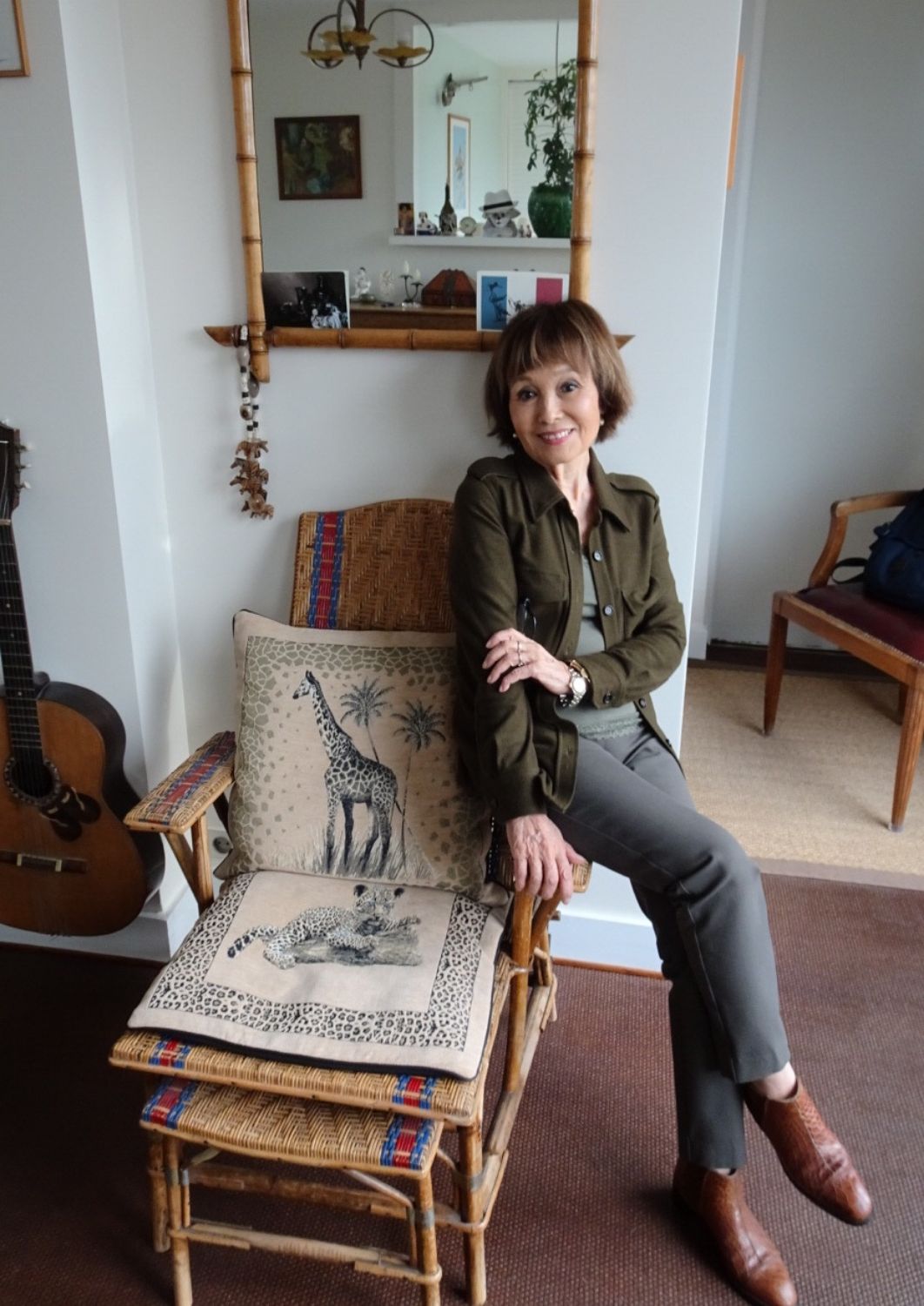 夫のクロードさんがディジョンの実家から持って来た義父の籐の椅子。ほっこりと温かい