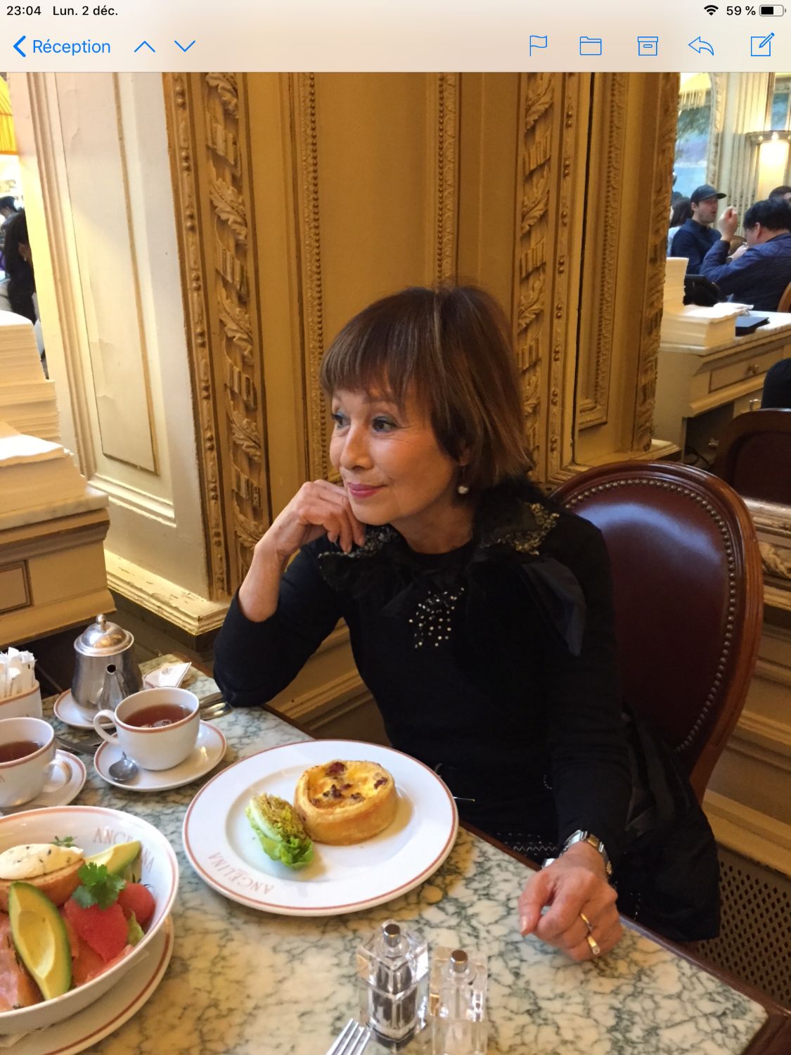 カフェで友人と。キッシュとサラダでランチタイムを楽しむ