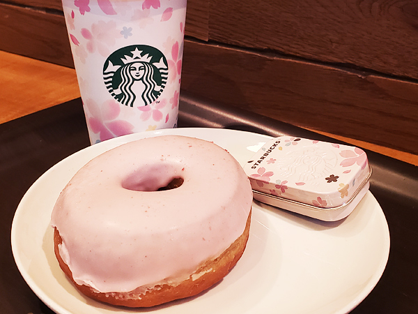 スターバックス　さくらドーナツ　250円（左手前）、アフターコーヒーミント（さくら）　320円（右奥）
