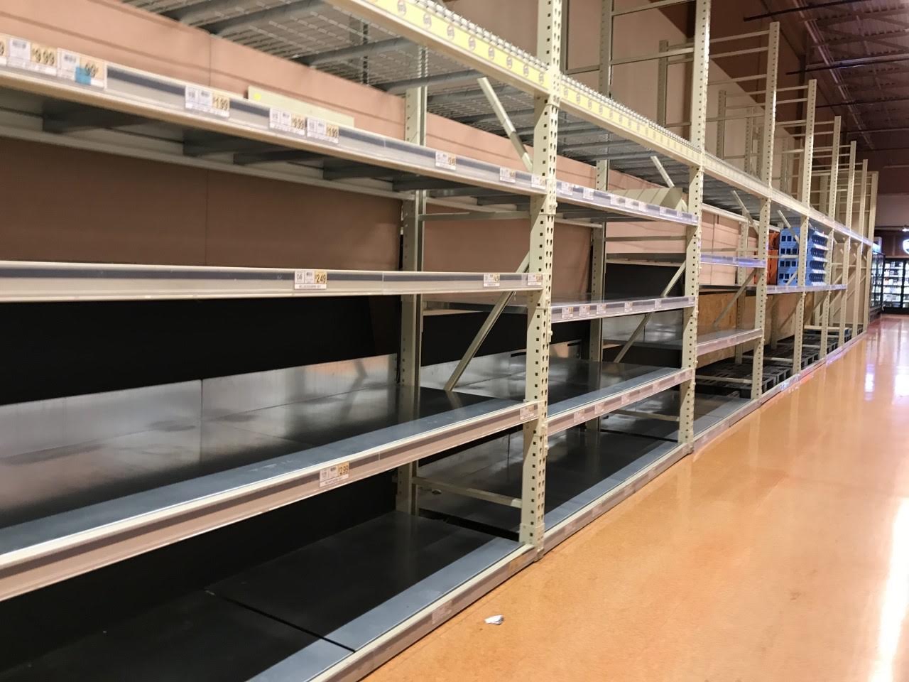 空になったトイレットペーパー売り場