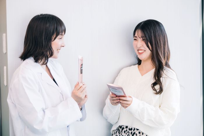 「スカルプＤのまつ毛美容液プレミアム」について説明をうける筆者