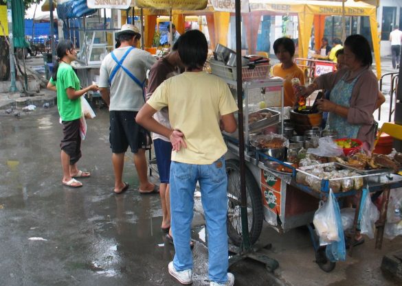 屋台が並ぶバンコクの街(新型コロナ禍より前に撮影)