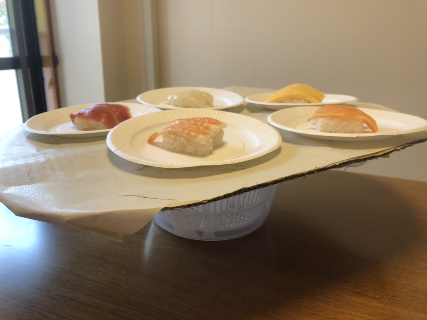 手作りした回転レーン。グラついてお寿司をこぼさないように注意！