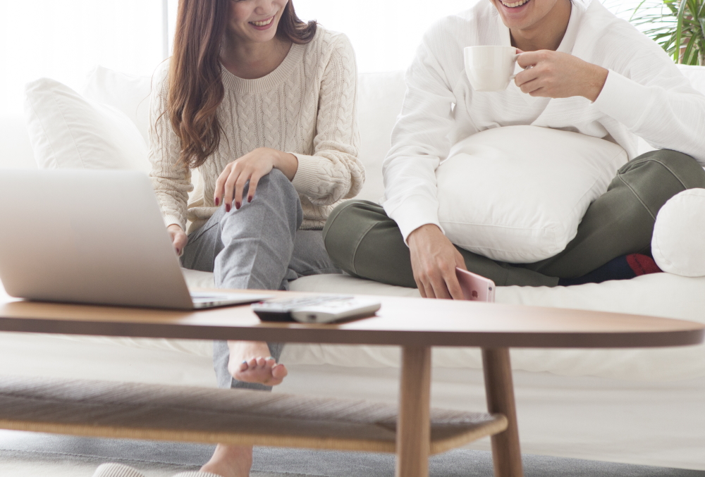 夫婦、夫妻、同棲、カップル自宅PC