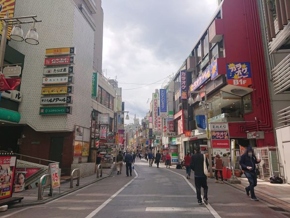 吉祥寺駅南側・井の頭公園のある「公園口」出てすぐの様子