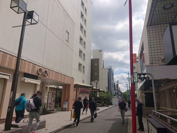 丸井から井の頭公園方面へと続く道は人がまばら