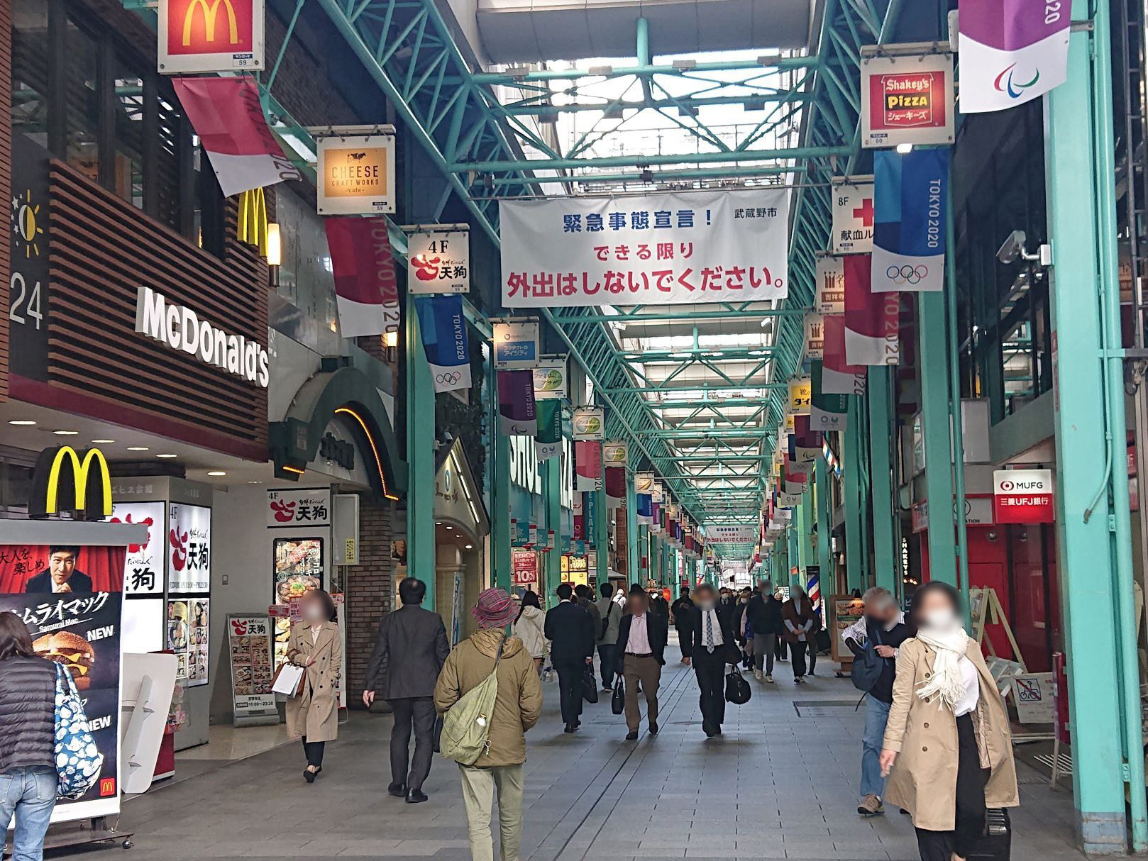 ごく普通の人波という感じ