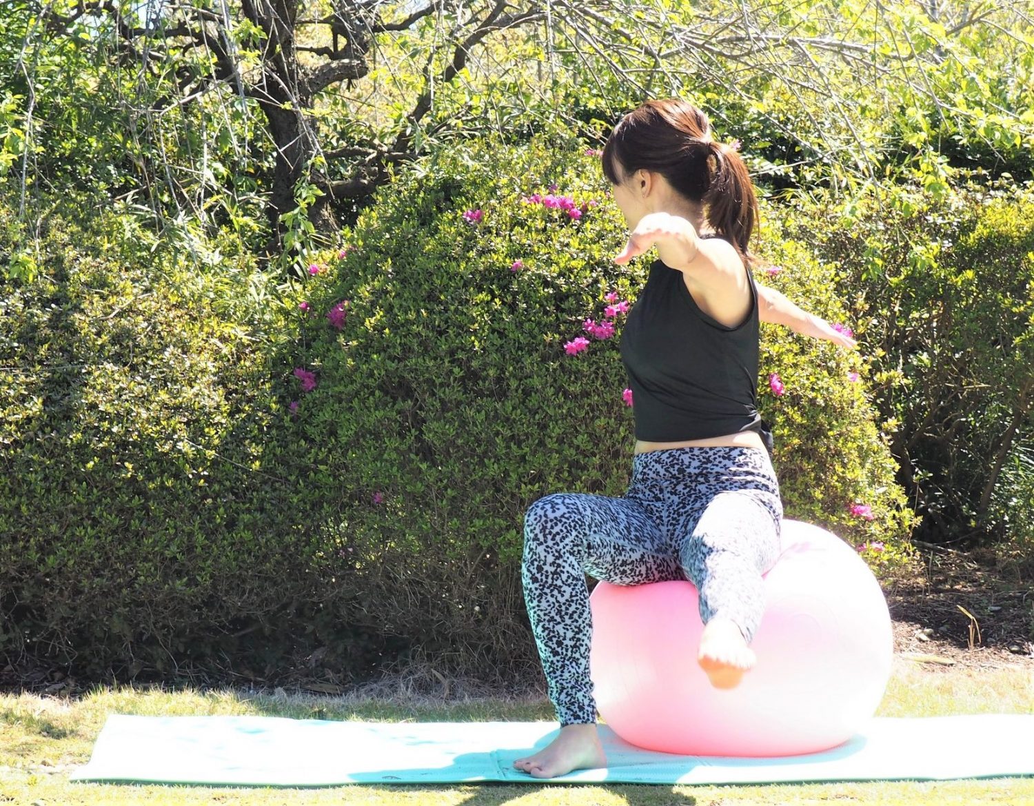 腕を肩の高さで真横に広げてもOK・ねじりましょう