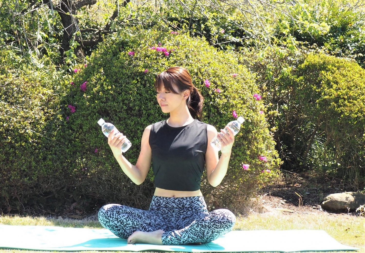 二の腕をスッキリさせるペットボトルエクササイズ