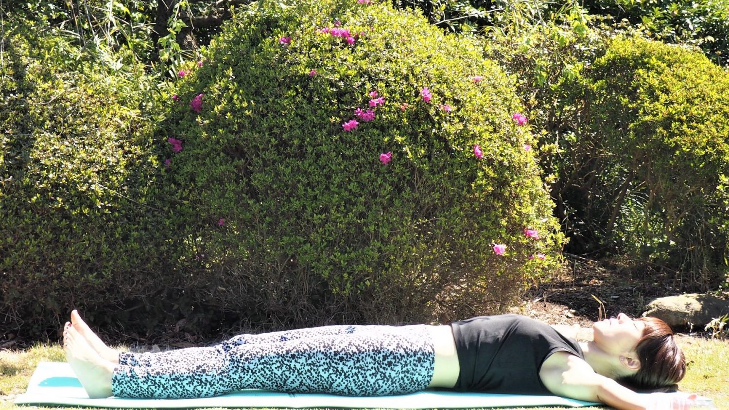 (1） 仰向けの姿勢になり、両腕を横に広げる