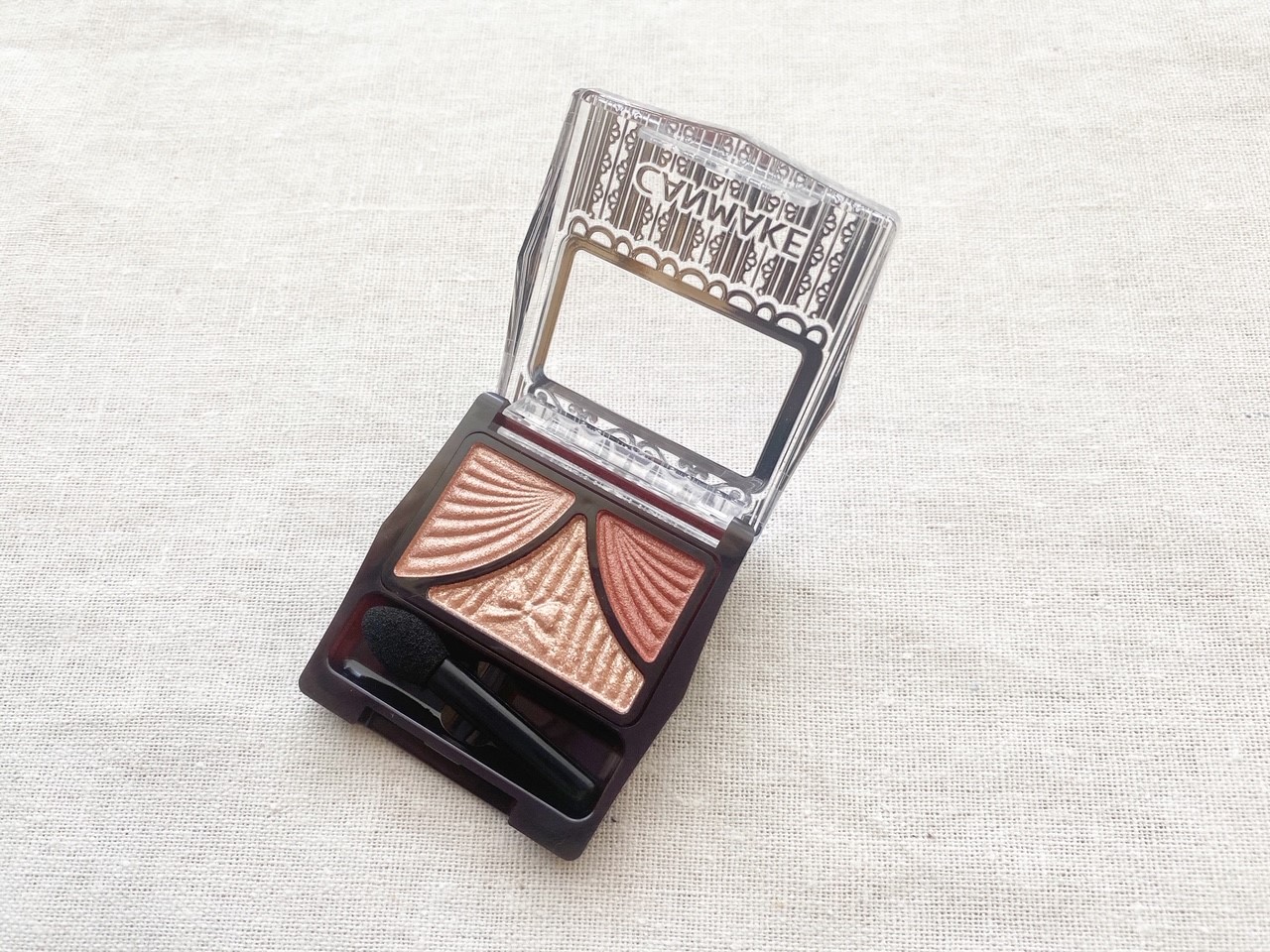 キャンメイク「ジューシーピュアアイズ 12」600円