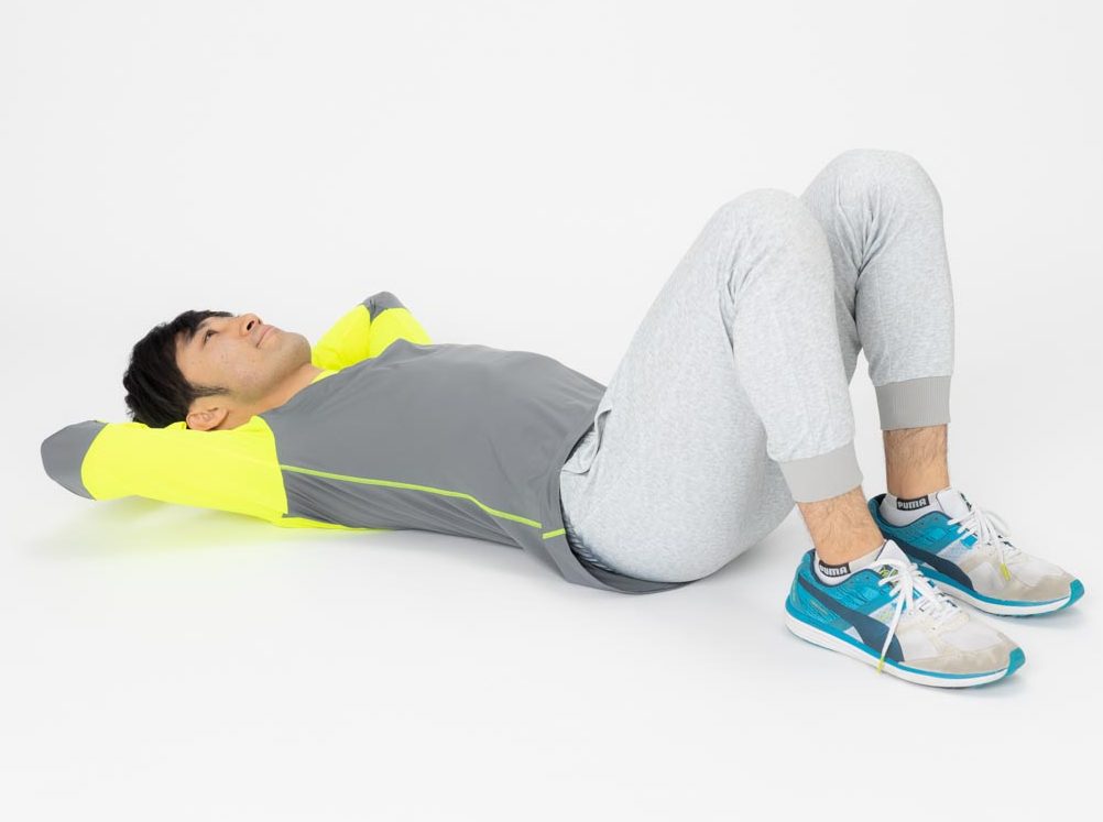 1. 仰向けに寝て、腹圧を高めるためにお腹を固くする。