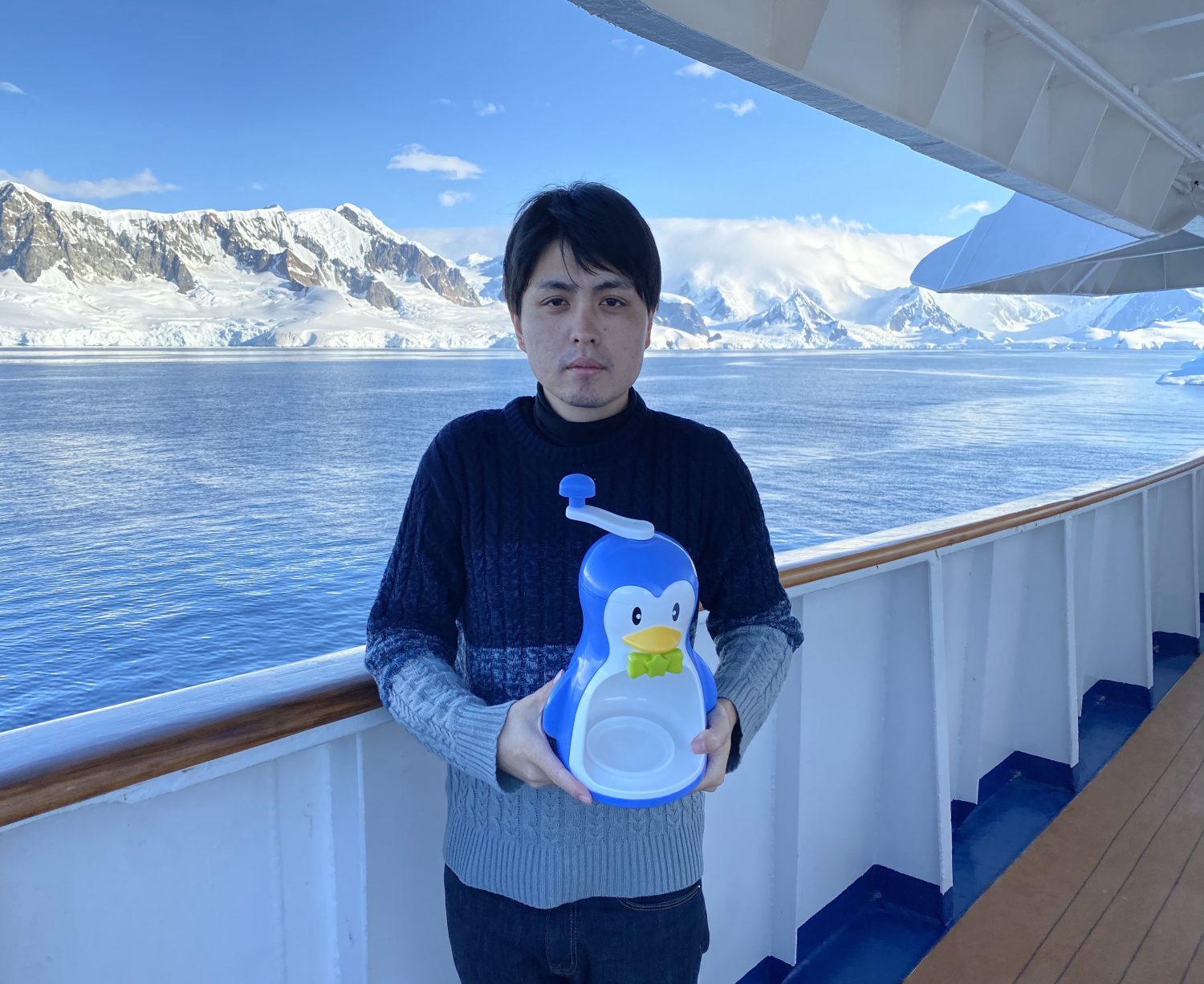 南極でかき氷を食べたり、キャンプをしたりした際の岡田悠さんとペンギン（かき氷器）
