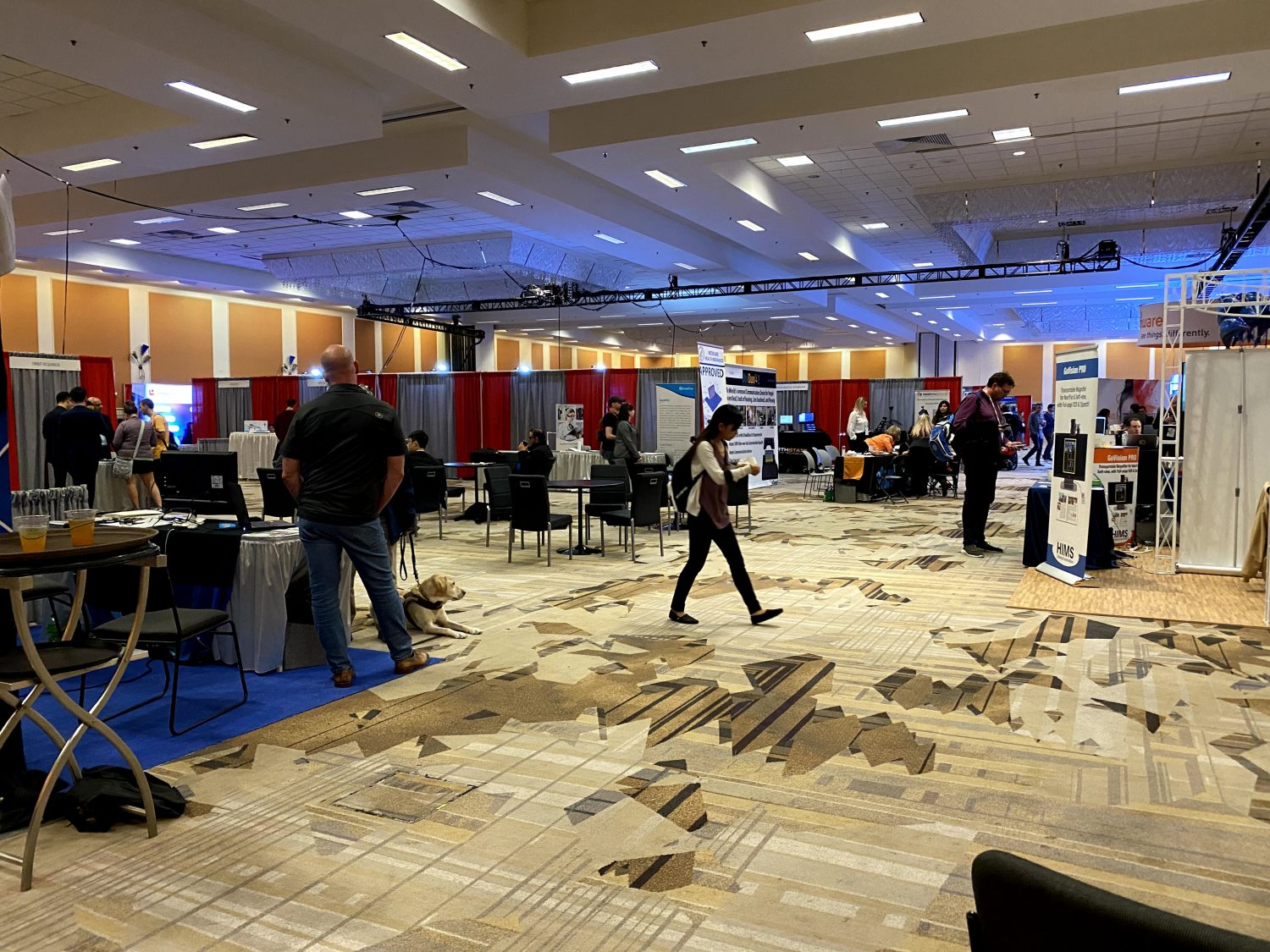 カンファレンス会場はそれほど混んでいませんでした