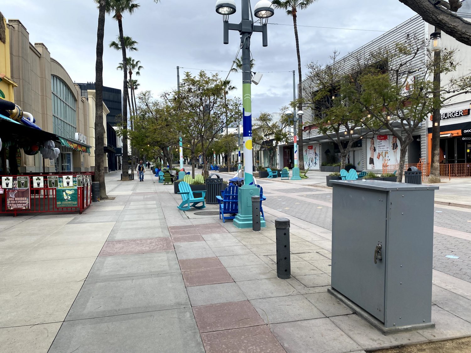 ショップは閉店し、人がほとんどいないサンタモニカ