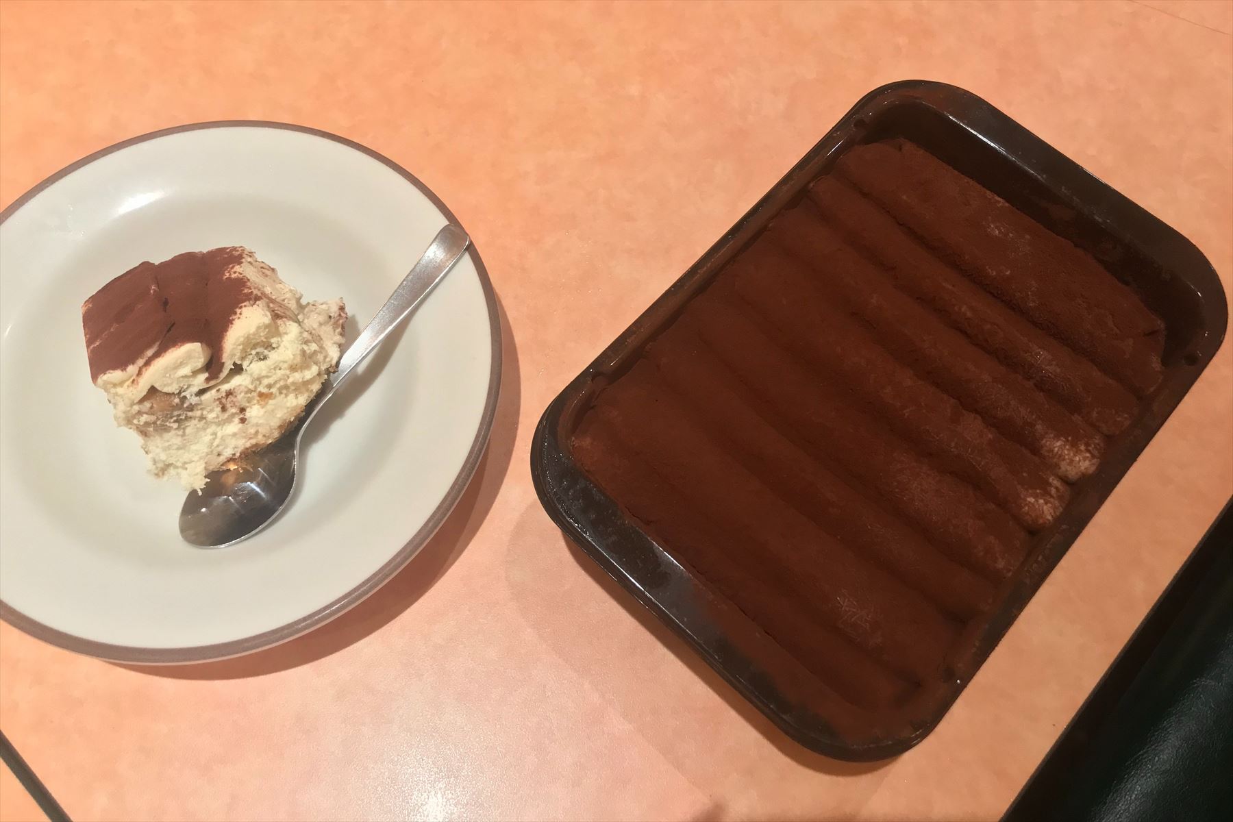 店内で注文できる通常サイズの「ティラミス クラシコ」と比較するとこんな感じ