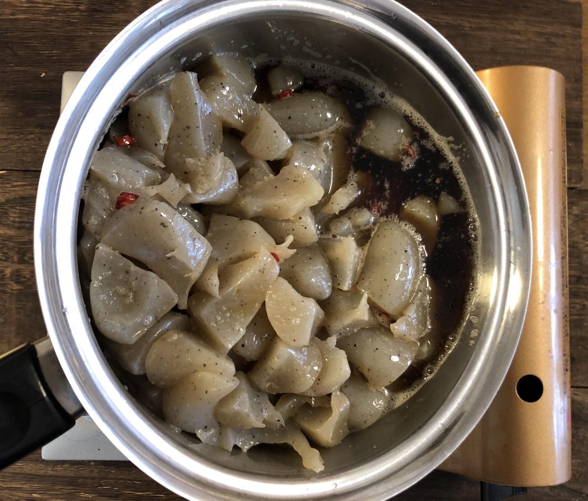 すき焼きのタレを加えて、水分が減るまで弱〜中火で炒める。