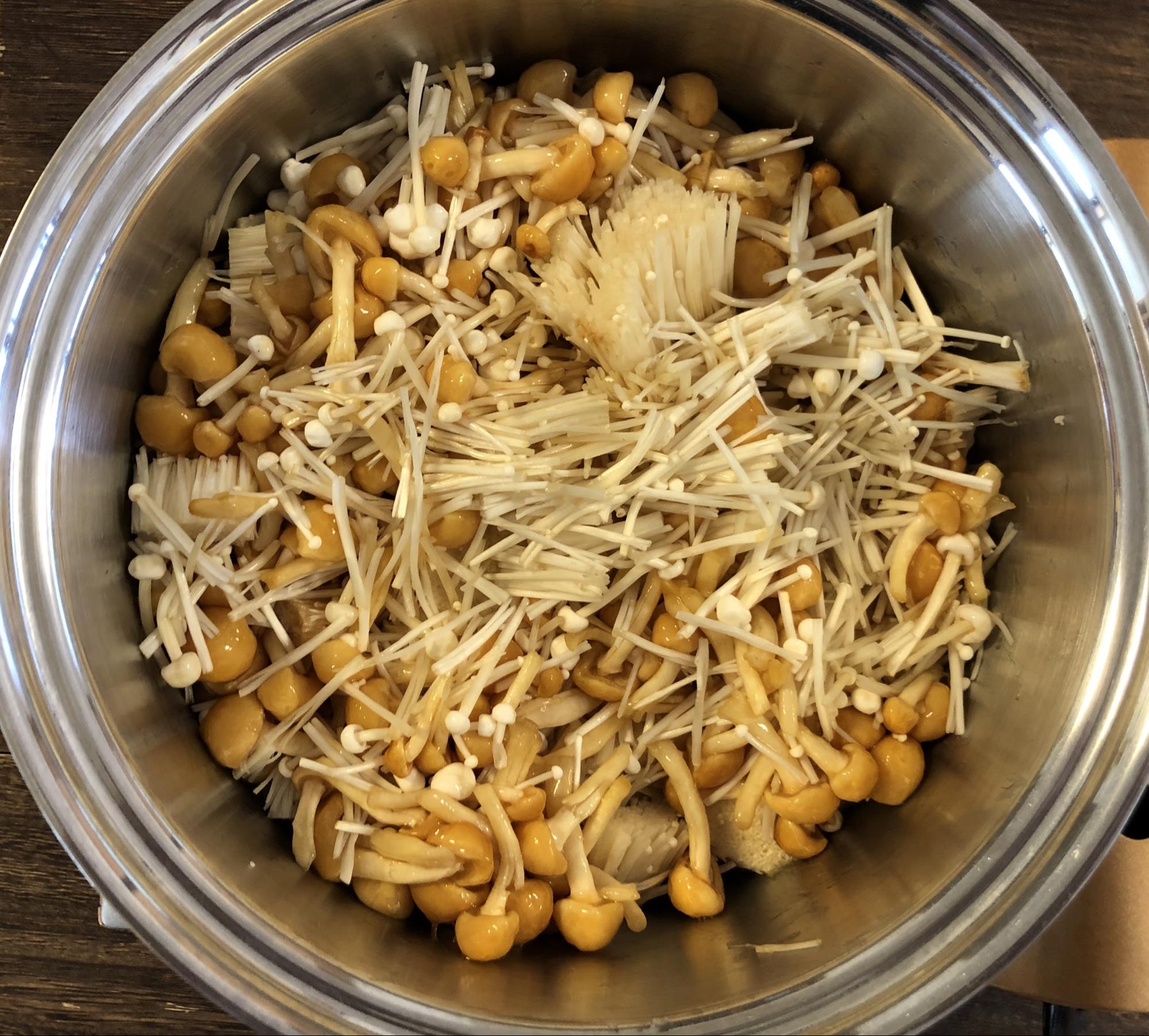 鍋にえのき茸、なめたけ、鷹の爪、すき焼きのタレを入れる。