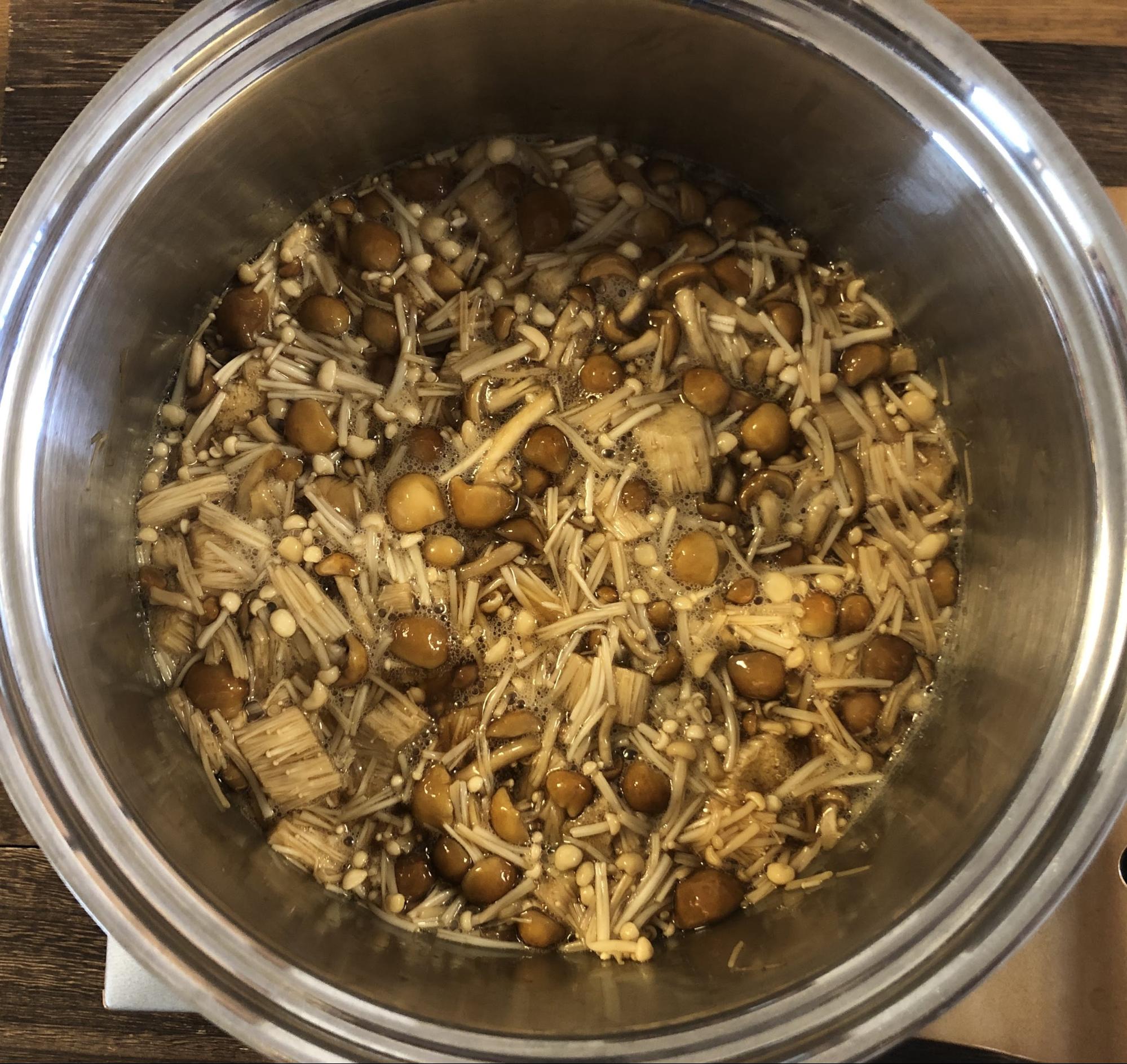 キノコから水分が出てきたら、蓋を外し、弱火で10分ほど煮込む。