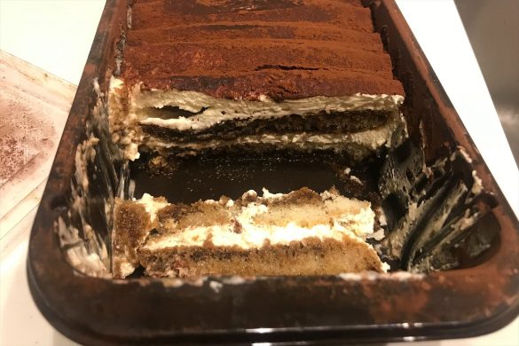 断面はこんな感じ。スポンジとクリームが幾重にも折り重なっている