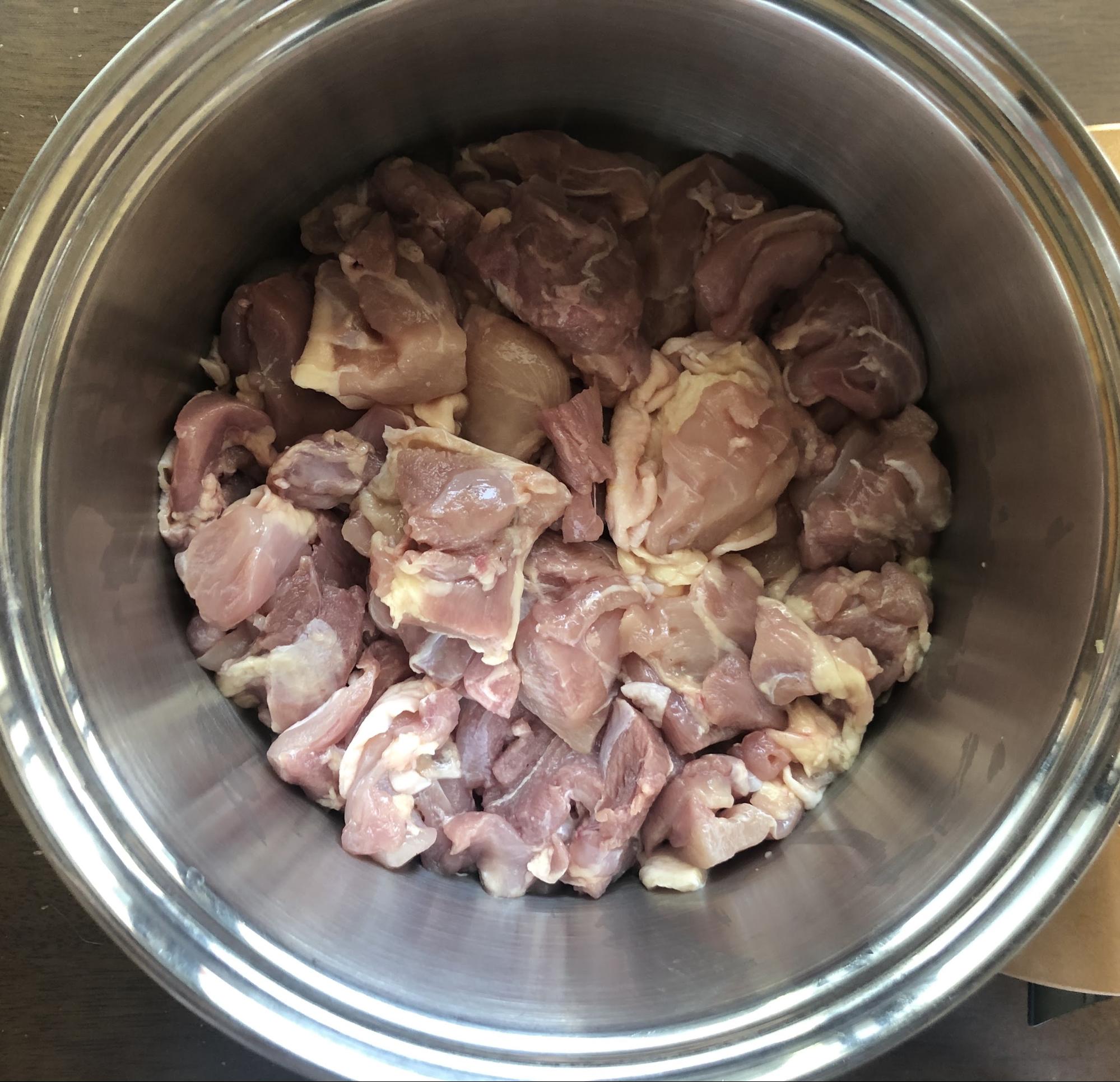 鍋に、鶏もも肉を皮を下にして入れ、弱火〜弱めの中火で加熱する。