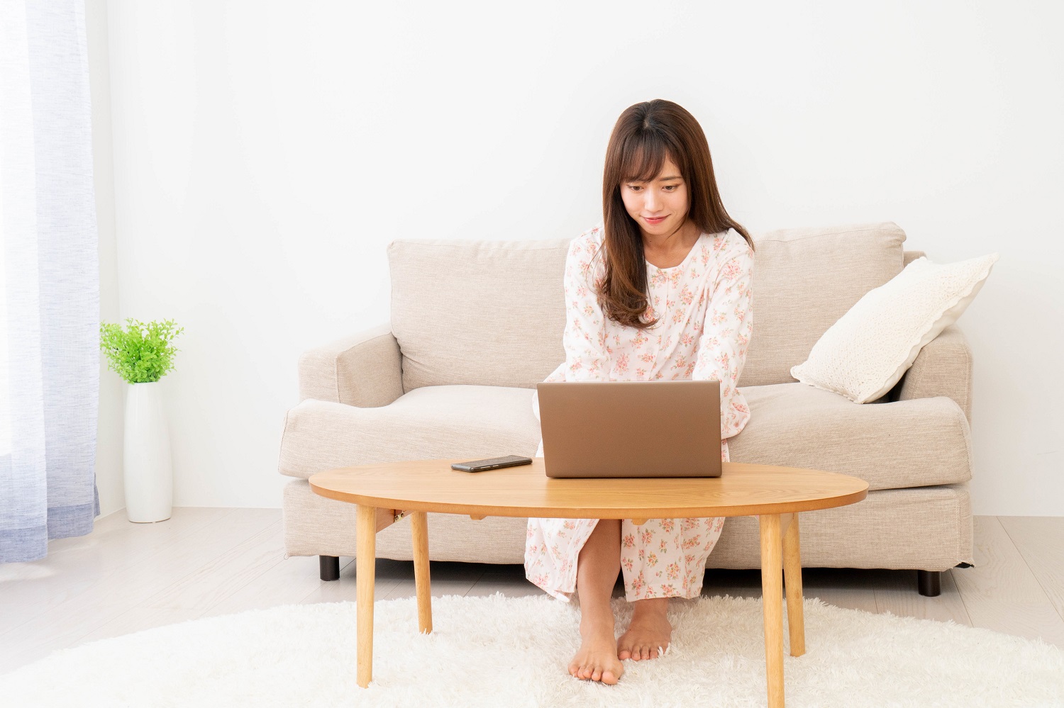 室内にいる女性