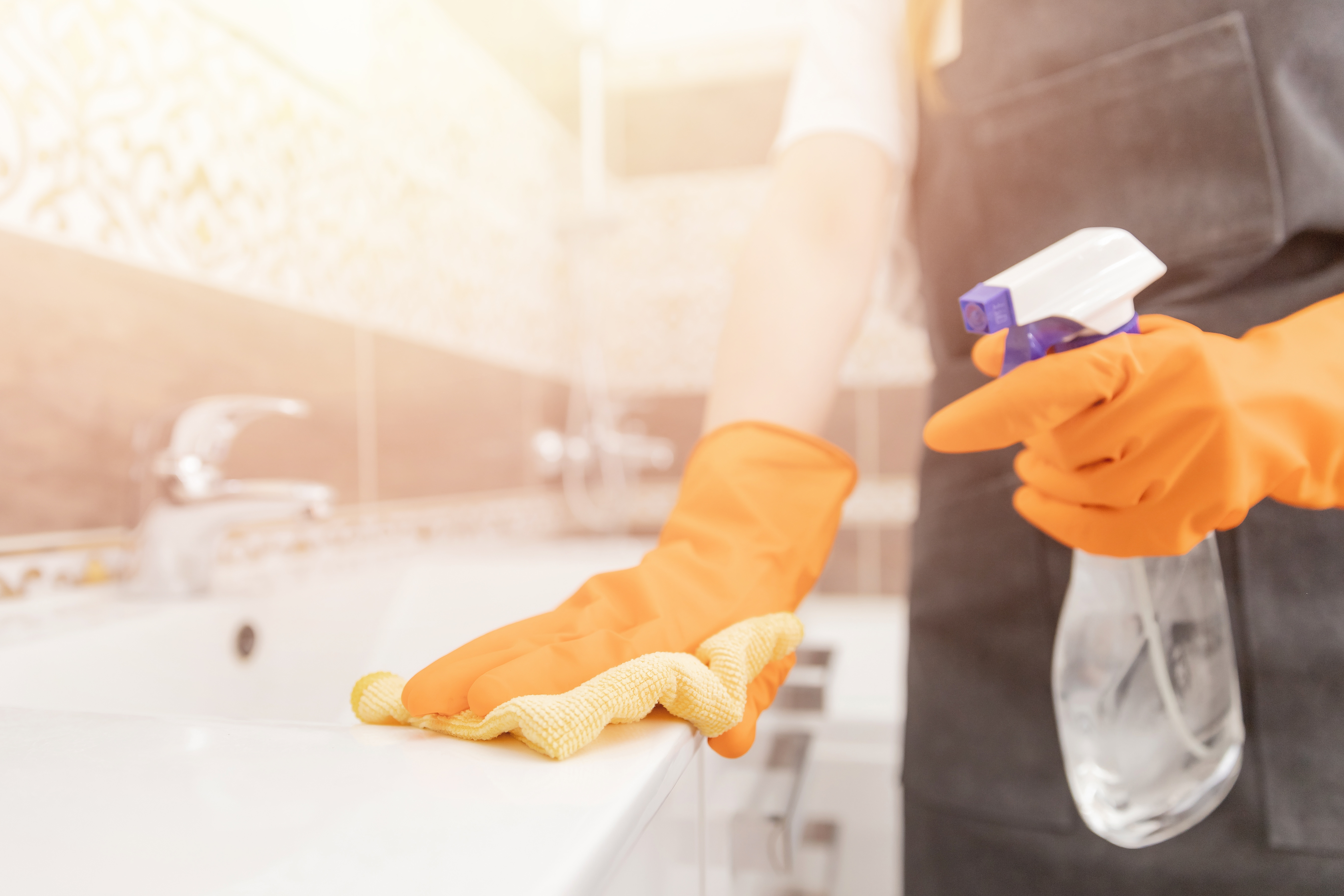 掃除する女性・家事