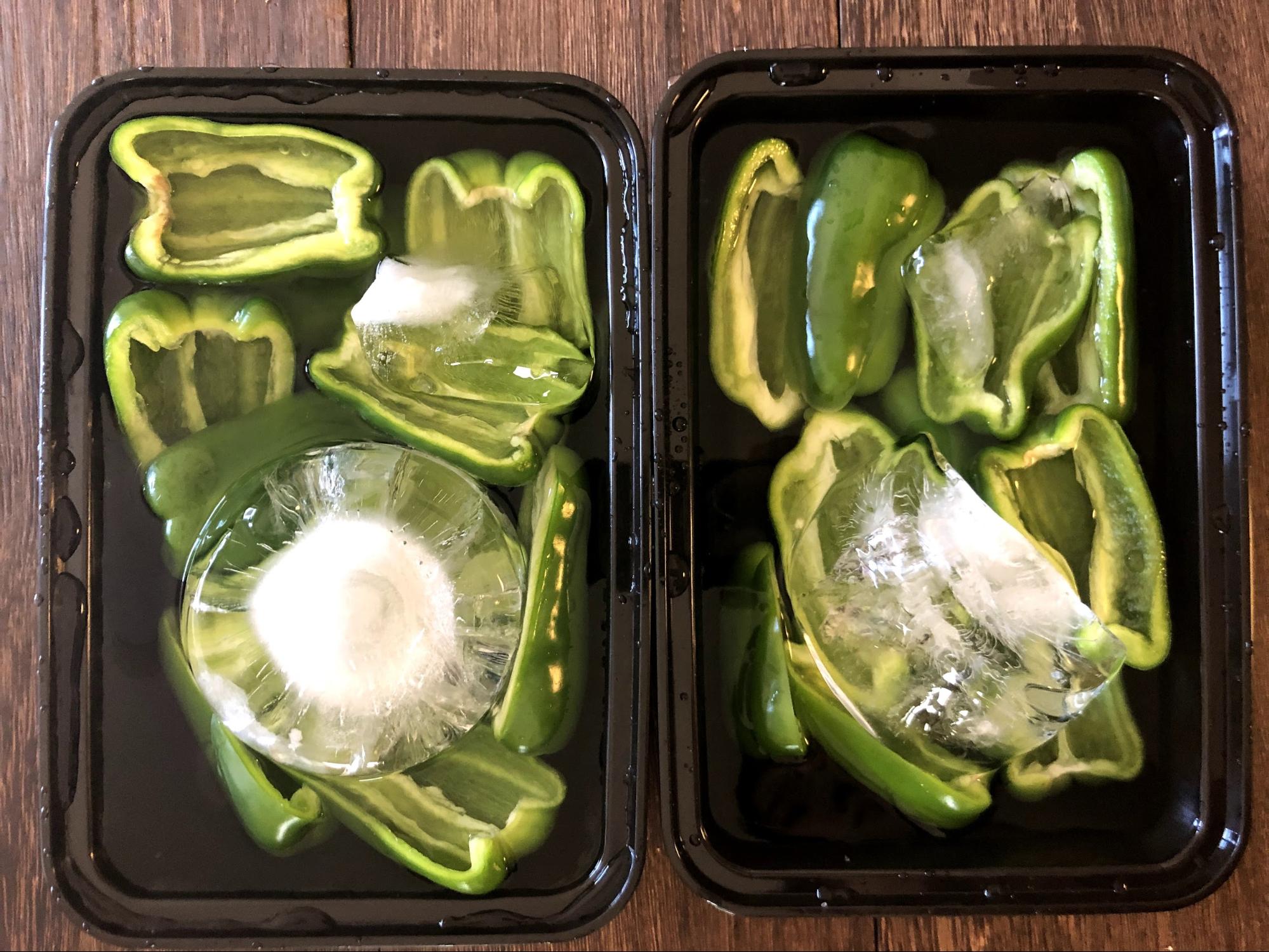 清潔なタッパーに、ピーマン、水、氷を入れ、冷蔵庫へ