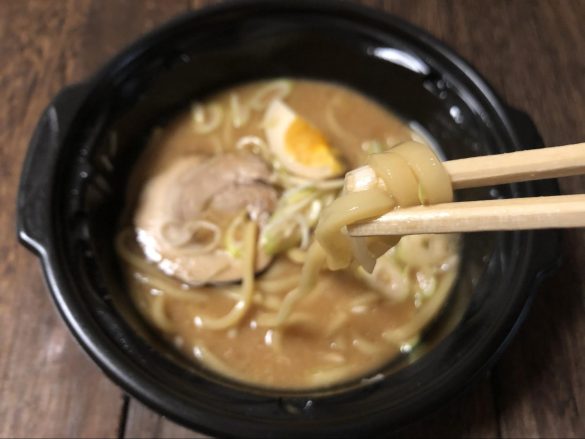 付属のすりおろしにんにくを入れていただきます