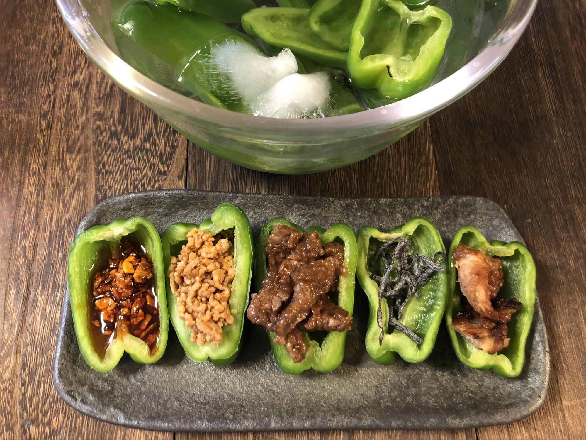 左から、食べるラー油、ピリ辛肉味噌、冷やしチンジャオロース、塩昆布、豚のカリカリ焼き