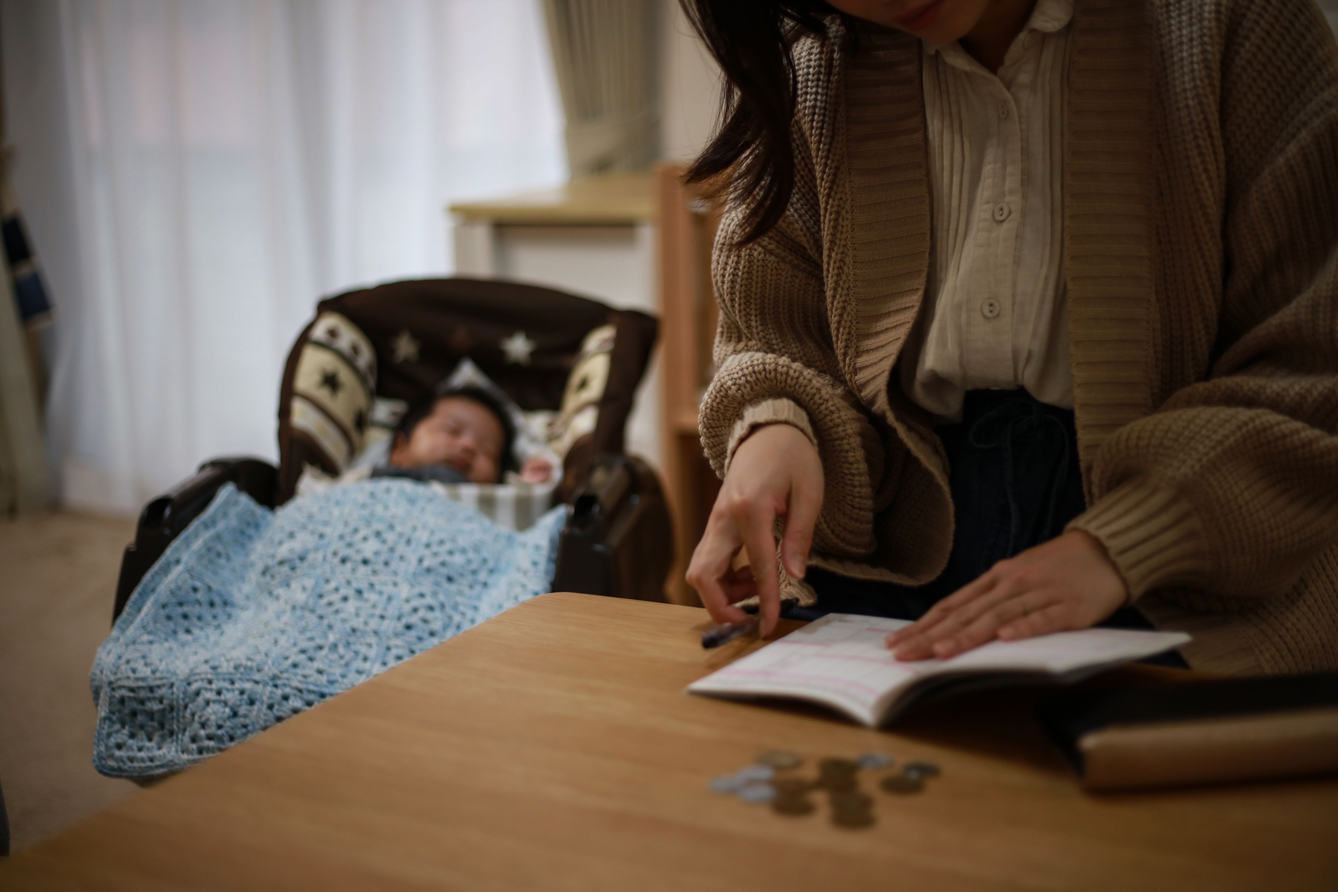 お金のやりくりに悩む母親