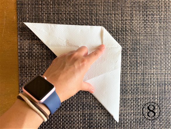 (8)右上部の角を折り目に合わせて手前に、小さな三角形になるように折る