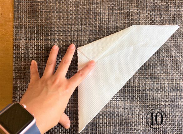 (10)裏返しにしたら左上部の角を小さな三角形に、そこから同じように折る