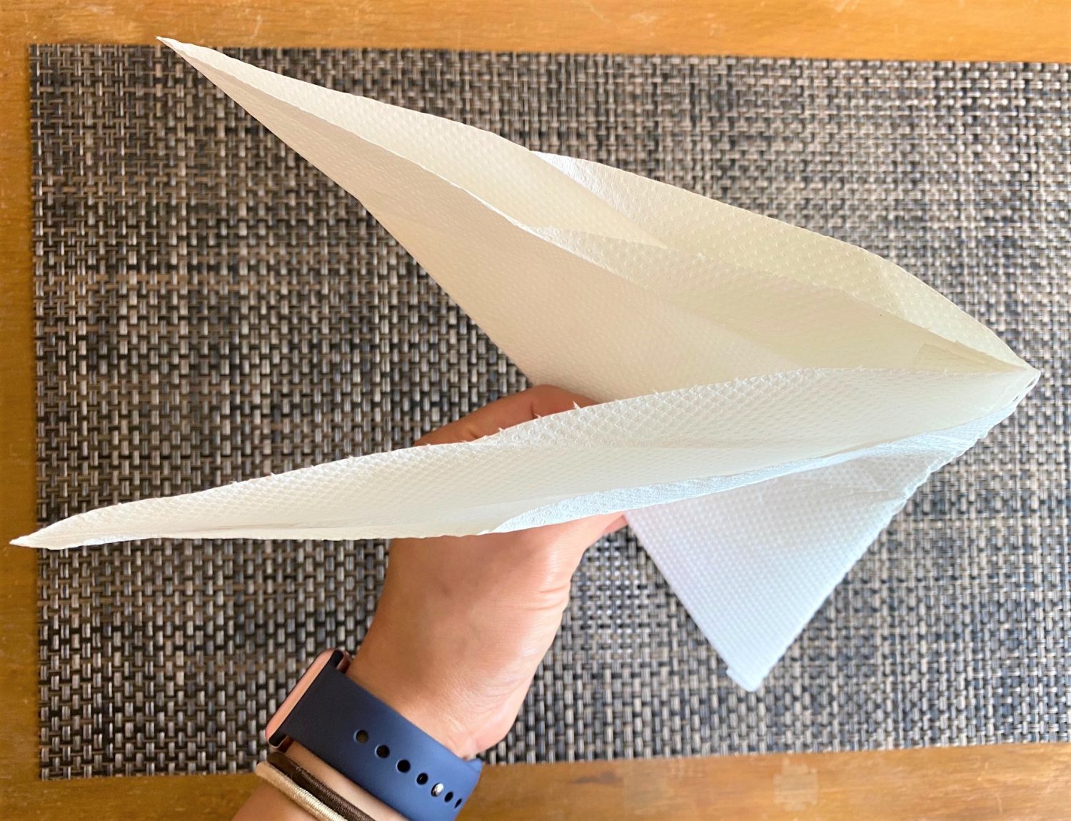 (11)三角形の頂点を下にして持ち上部の折り目に添って内側に折り込む