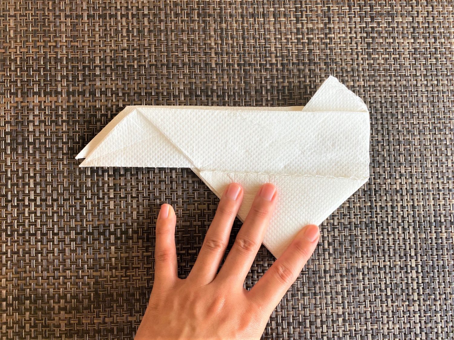 (12)右下の角を折り広げたら、鶴を折るときのように開きます。