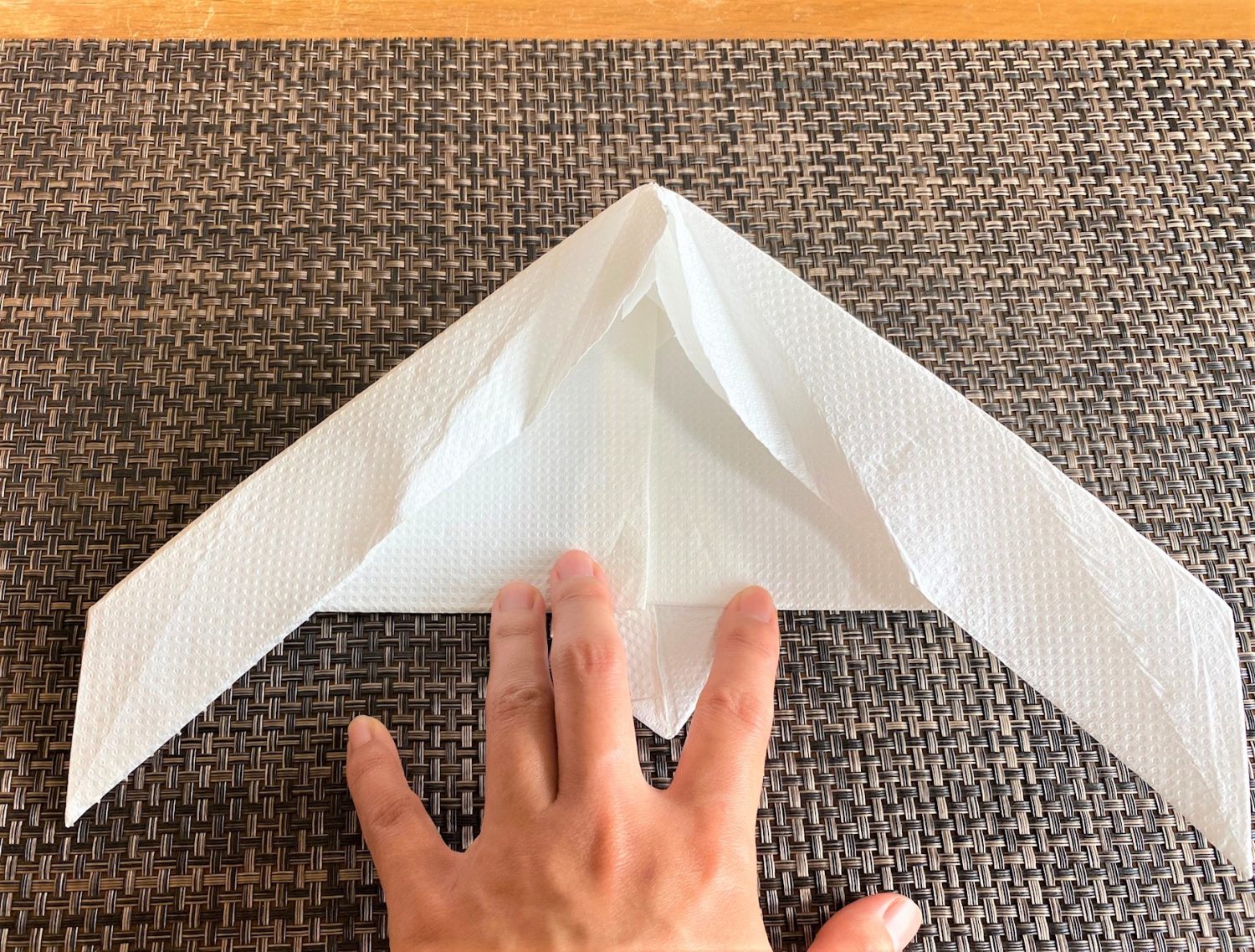 (13-2)左下の角を折り、中央から開く