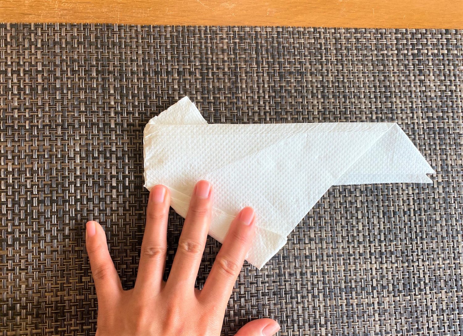 (14)左端を右端に重ねて半分に折りましょう