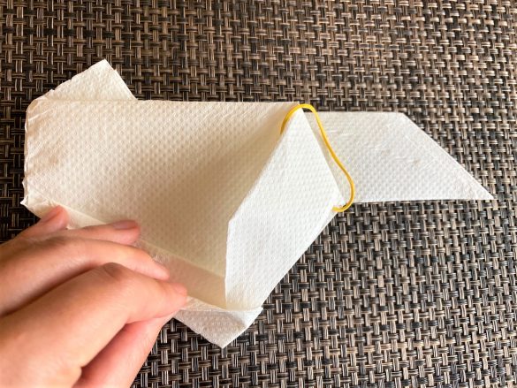 (14-2)右端のペラペラな部分に輪ゴムを通す