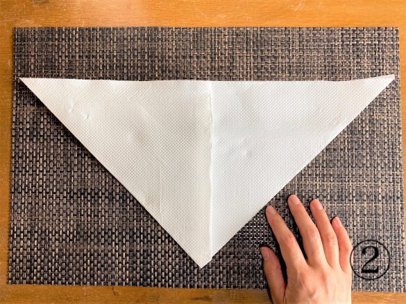 (2)左側も同じように折り、逆三角形に