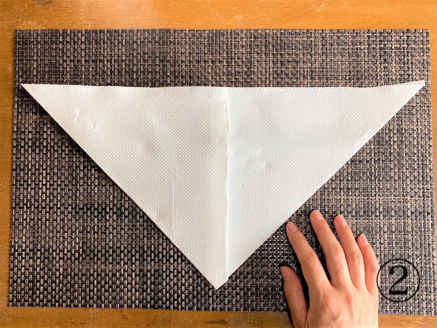 (2)左側も同じように折り、逆三角形に