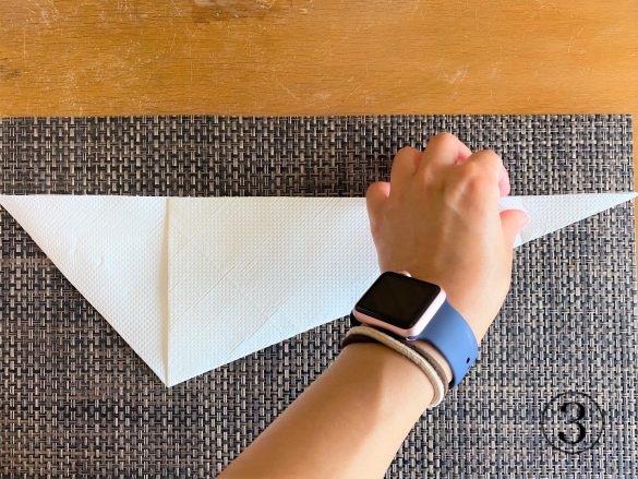 (3)三角形の頂点を上に持ってきて右端をピッタリと重ねる